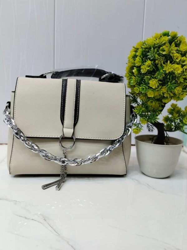 Elegant Handbag with Silver Chain – Stylish Bag