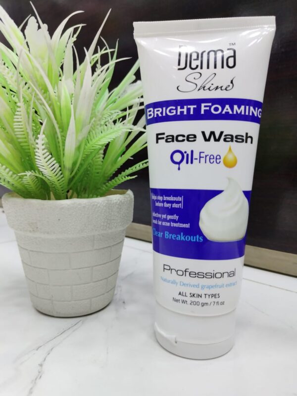 Derma Shine Oil-Free Bright Face Wash